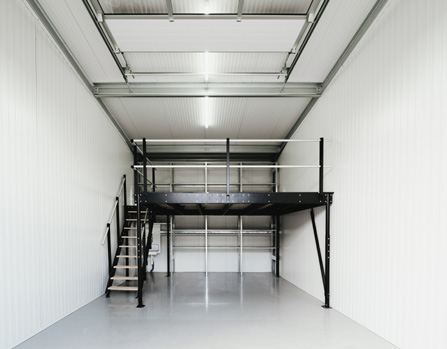 Innenansicht einer modernen Lagerhalle